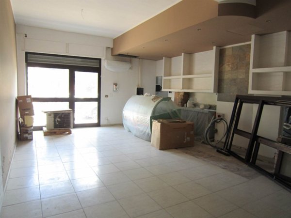 negozio in vendita a Corigliano-Rossano in zona Rossano Stazione