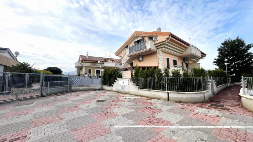 casa indipendente in vendita a Corigliano-Rossano in zona Rossano