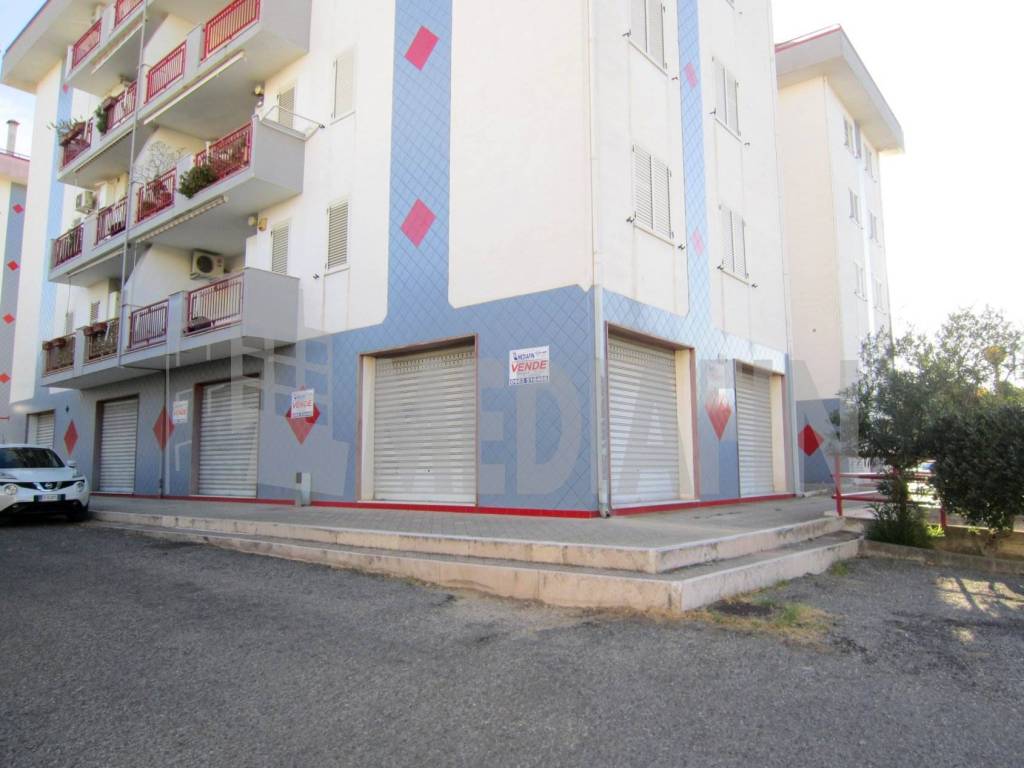 locale commerciale in vendita a Corigliano-Rossano in zona Rossano Stazione