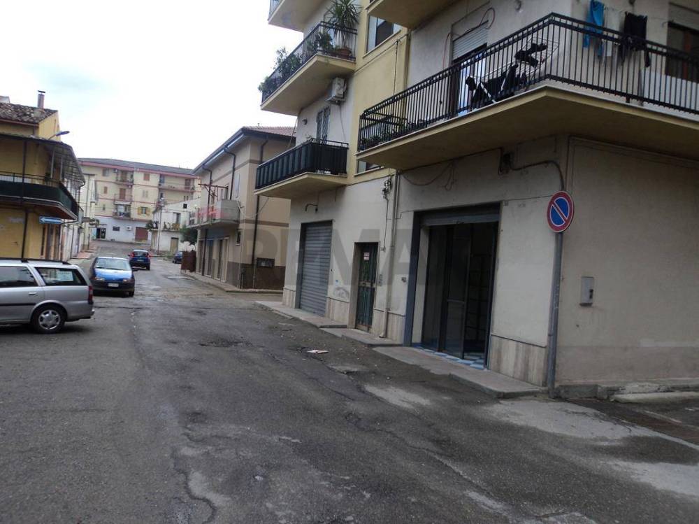 negozio in vendita a Corigliano-Rossano in zona Corigliano Calabro