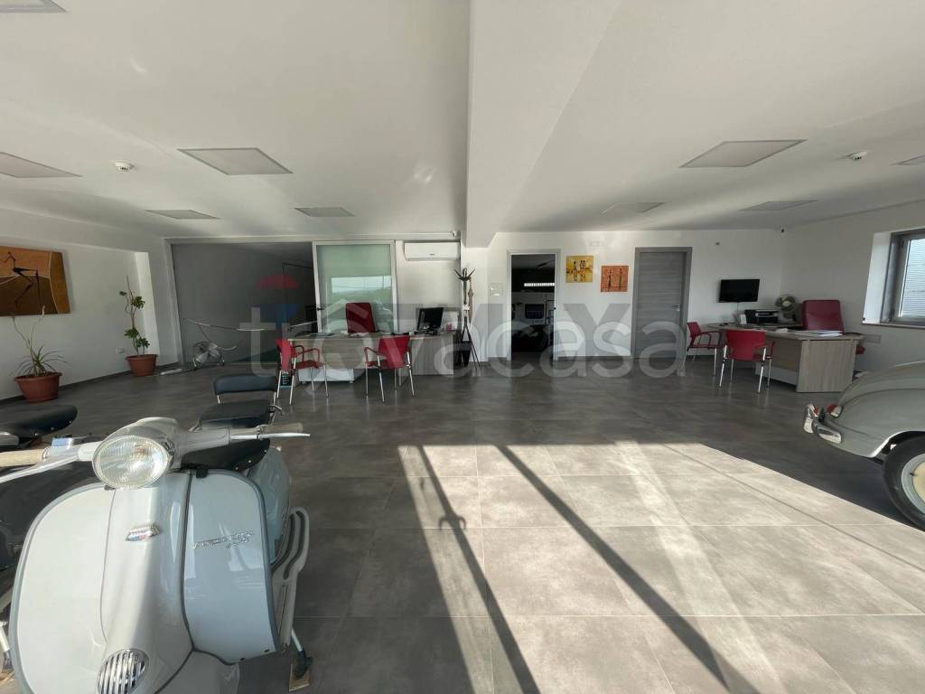 negozio in vendita a Corigliano-Rossano in zona Corigliano Calabro