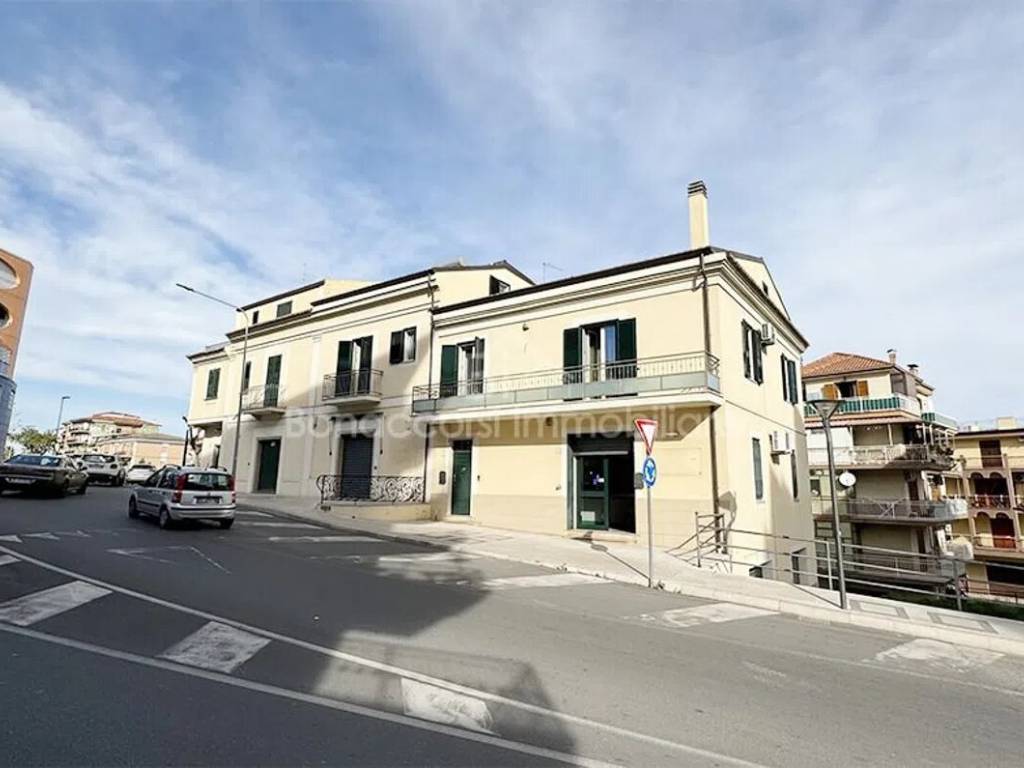 negozio in vendita a Corigliano-Rossano in zona Rossano Stazione