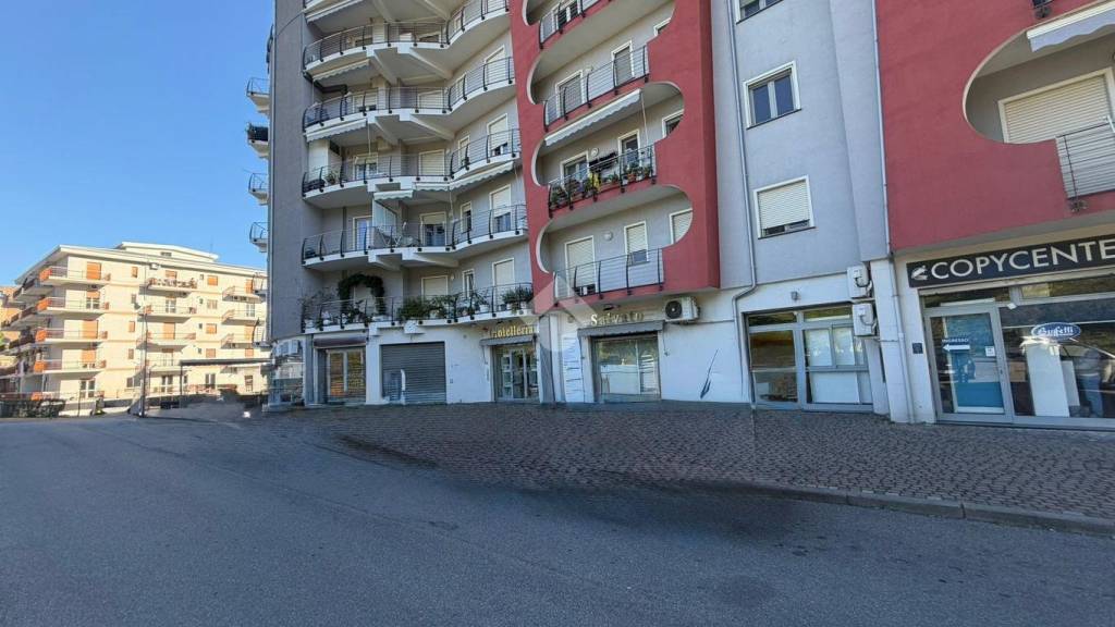 locale commerciale in vendita a Corigliano-Rossano in zona Rossano