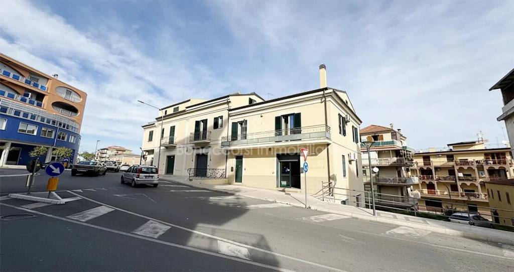 negozio in vendita a Corigliano-Rossano in zona Rossano
