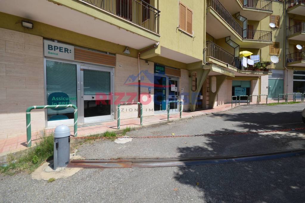 negozio in vendita a Corigliano-Rossano in zona Rossano