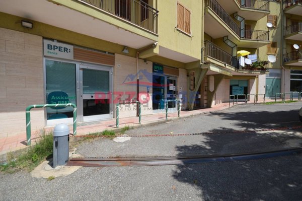 locale commerciale in vendita a Corigliano-Rossano in zona Rossano
