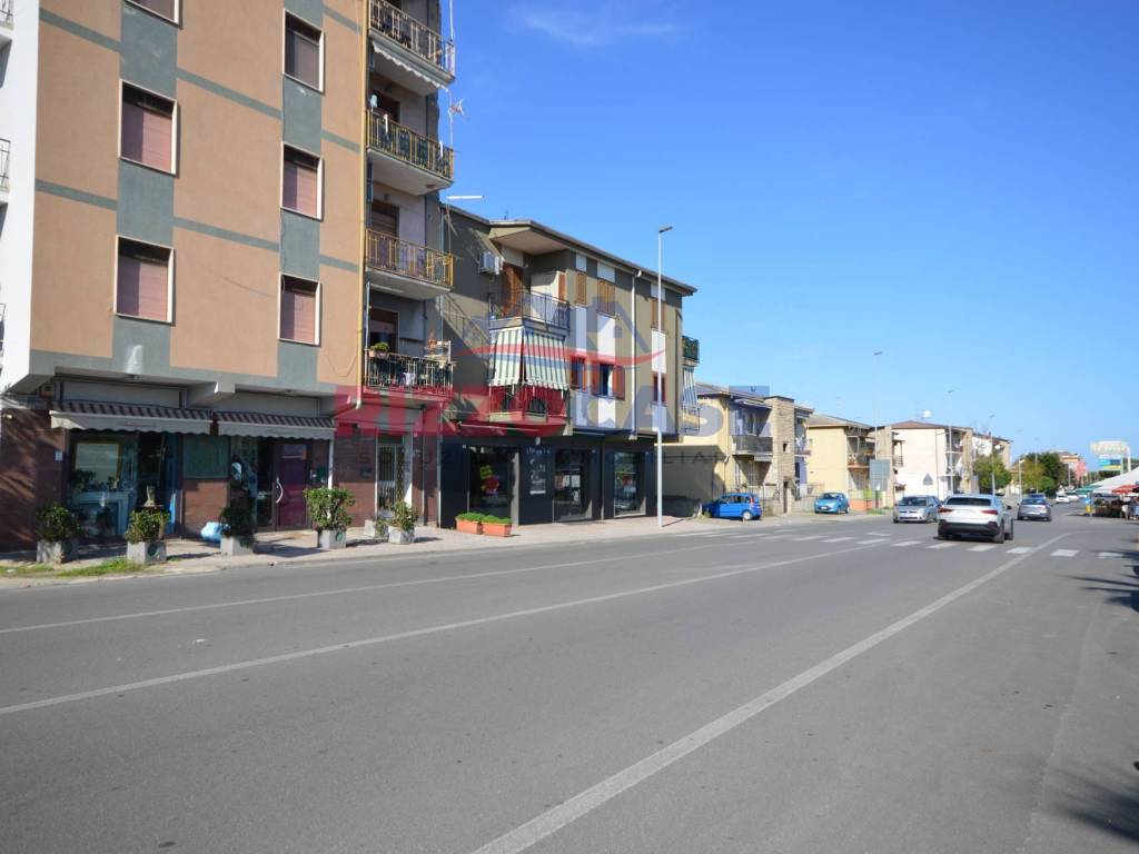 negozio in vendita a Corigliano-Rossano in zona Rossano