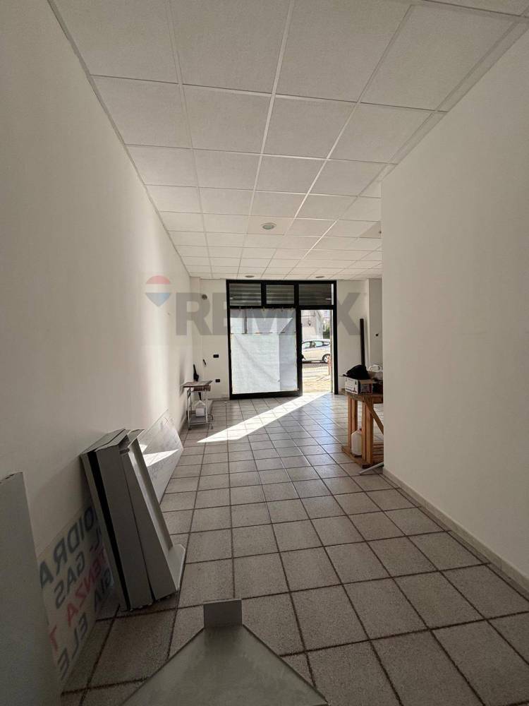 locale commerciale in vendita a Corigliano-Rossano in zona Corigliano Calabro