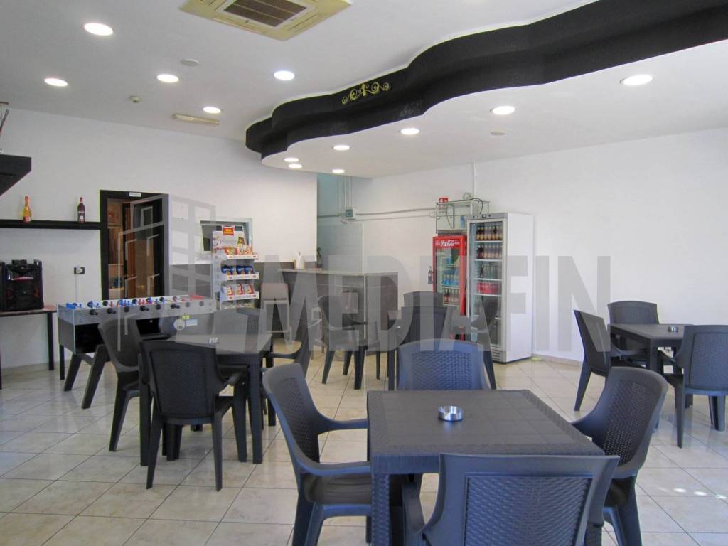 negozio in vendita a Corigliano-Rossano in zona Rossano Stazione