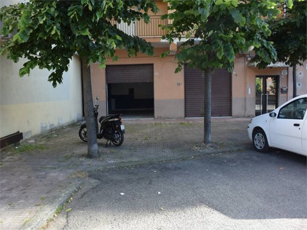 negozio in vendita a Corigliano-Rossano in zona Rossano Stazione