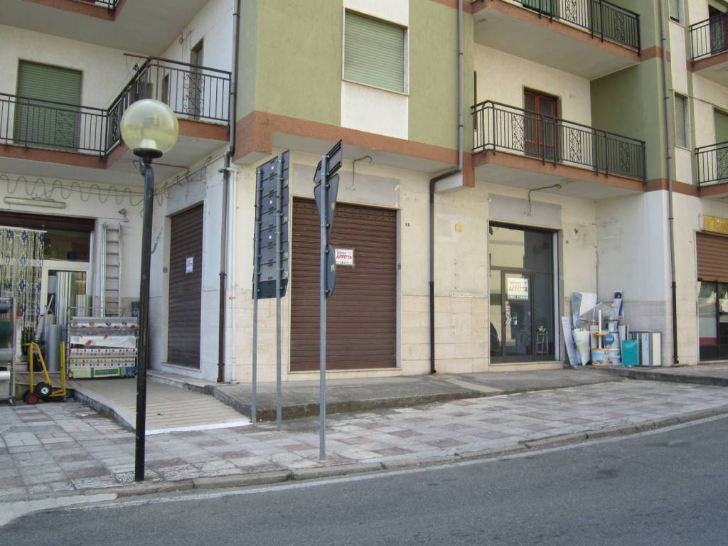 negozio in vendita a Corigliano-Rossano in zona Rossano Stazione