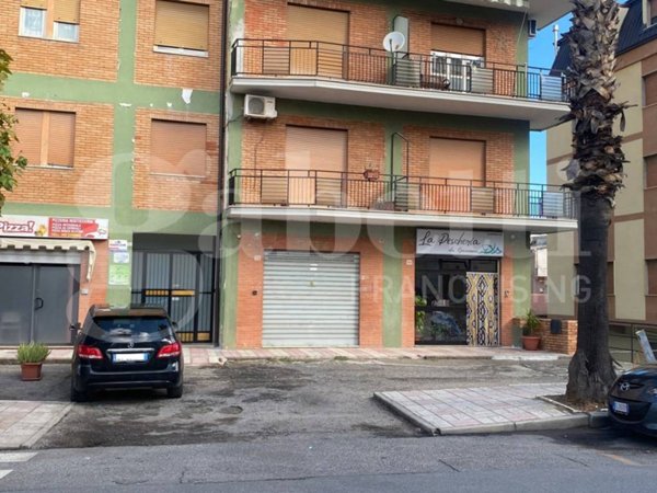 locale commerciale in vendita a Corigliano-Rossano in zona Rossano Stazione