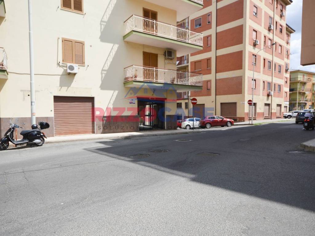 negozio in vendita a Corigliano-Rossano in zona Rossano Stazione