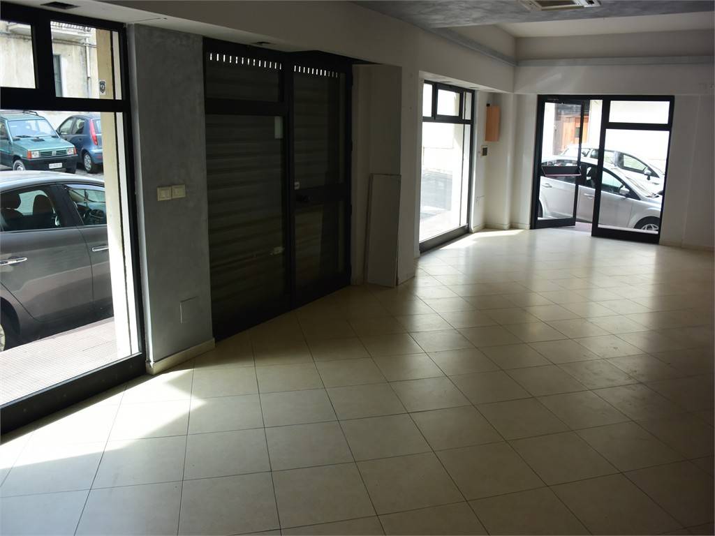 negozio in vendita a Corigliano-Rossano in zona Rossano Stazione
