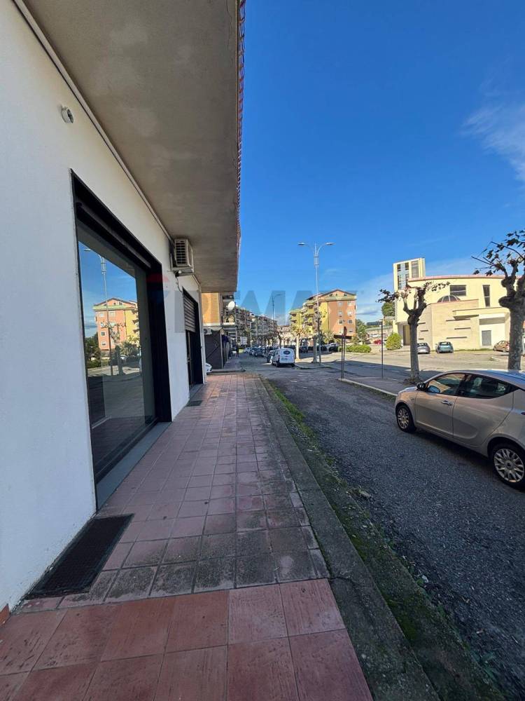 locale commerciale in vendita a Corigliano-Rossano in zona Fabrizio Piccolo