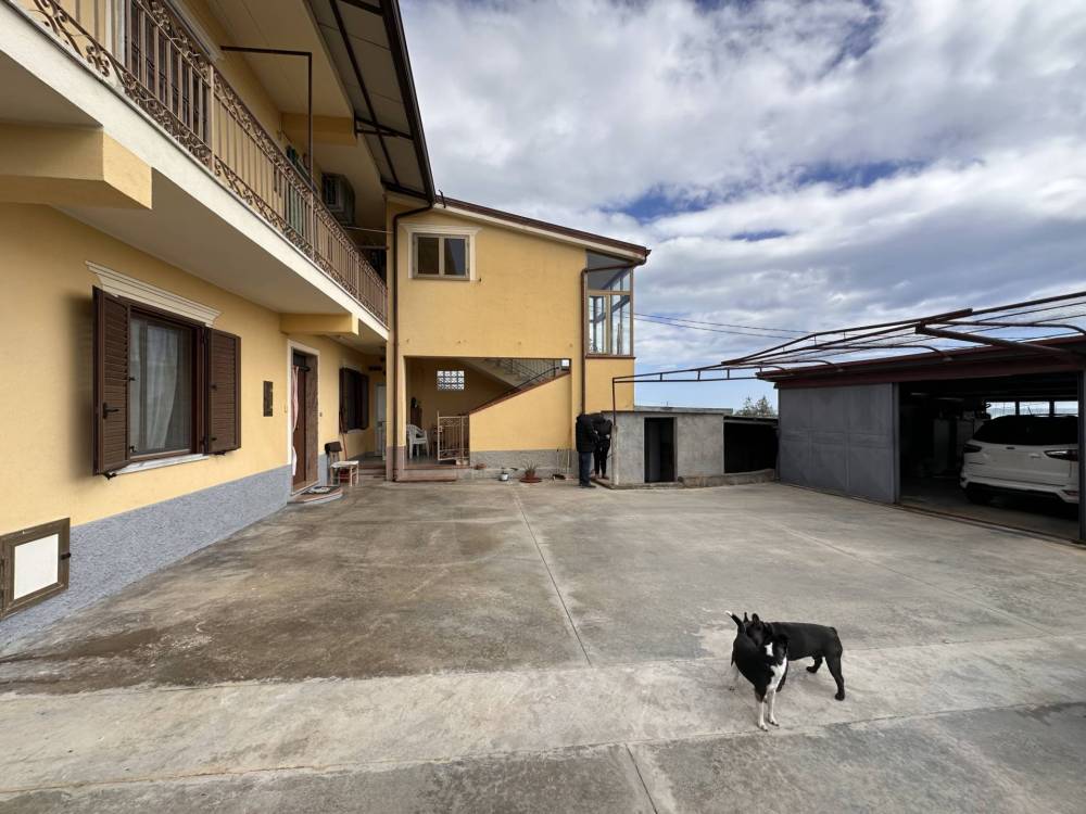 casa indipendente in vendita ad Amaroni