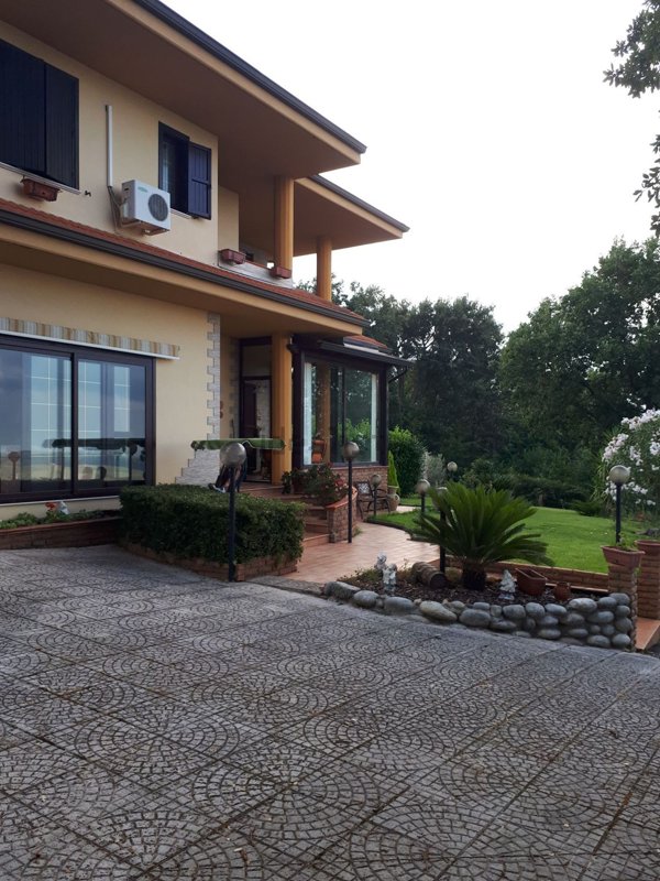 esavano in vendita ad Amaroni