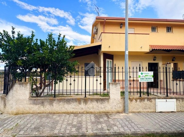 casa indipendente in vendita a Botricello