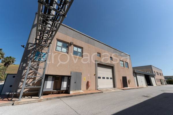 locale commerciale in vendita a Caraffa di Catanzaro