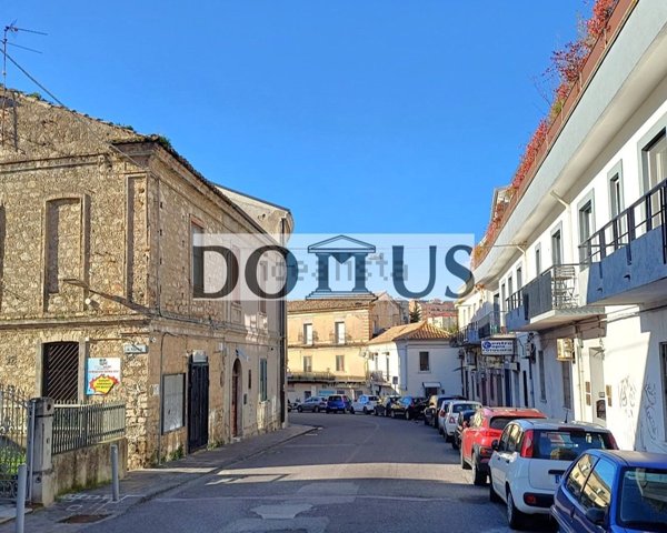 locale commerciale in vendita a Catanzaro in zona Centro Città