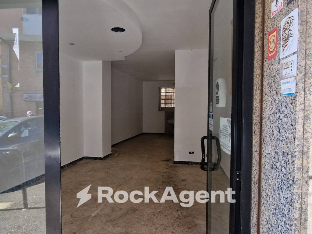 negozio in vendita a Catanzaro in zona Centro Città