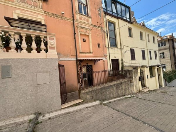casa indipendente in vendita a Catanzaro in zona Centro Città