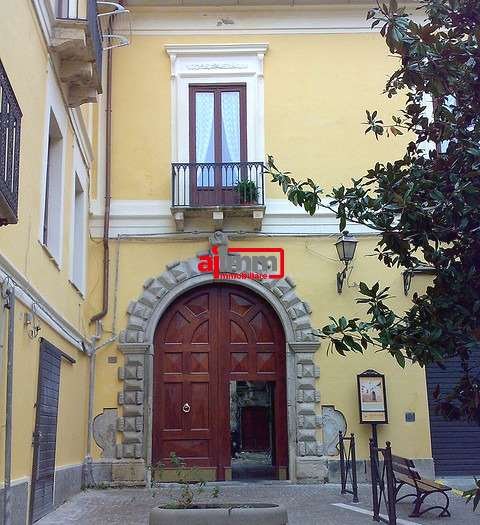 locale di sgombero in vendita a Catanzaro in zona Centro Città