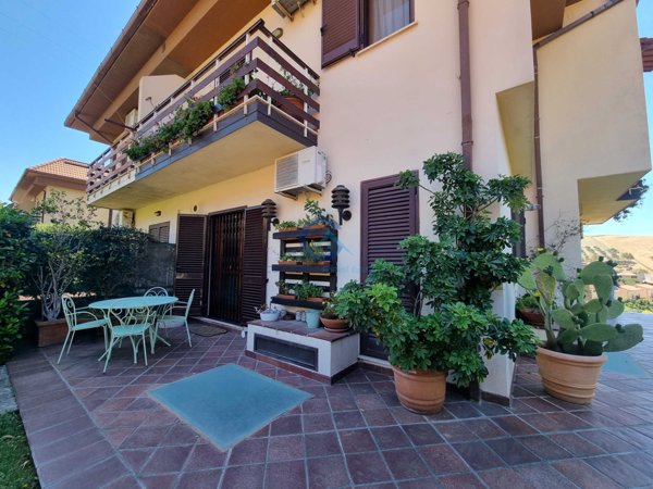 casa indipendente in vendita a Catanzaro in zona Centro Città