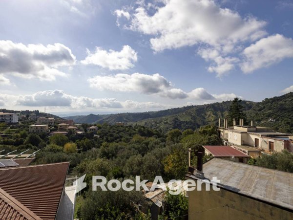 casa indipendente in vendita a Catanzaro in zona Sant'Elia