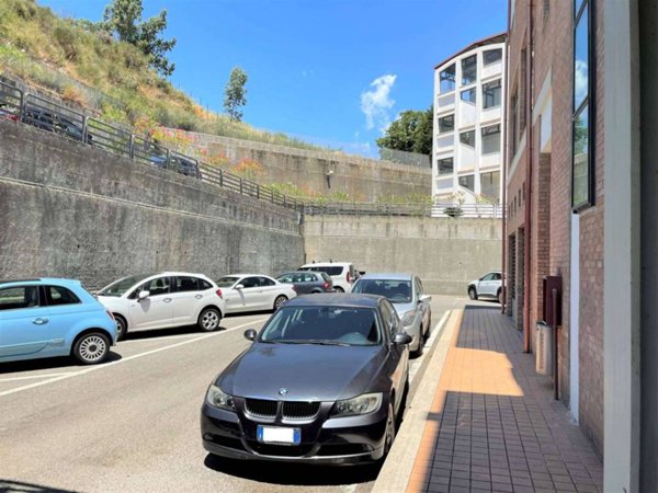 negozio in vendita a Catanzaro in zona Santa Maria