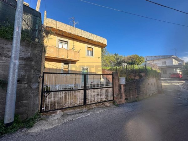 casa indipendente in vendita a Catanzaro in zona Centro Città