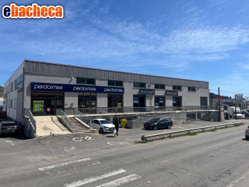 locale commerciale in vendita a Catanzaro in zona Centro Città