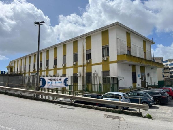 locale di sgombero in vendita a Catanzaro in zona Mater Domini