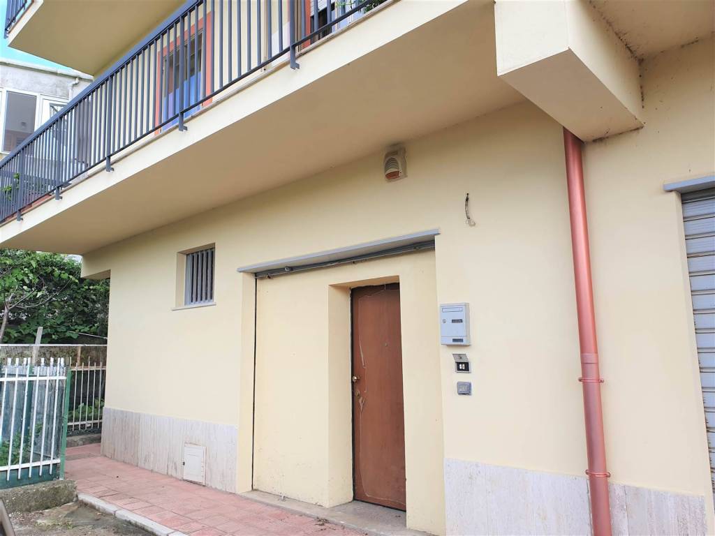 locale commerciale in vendita a Catanzaro in zona Gagliano