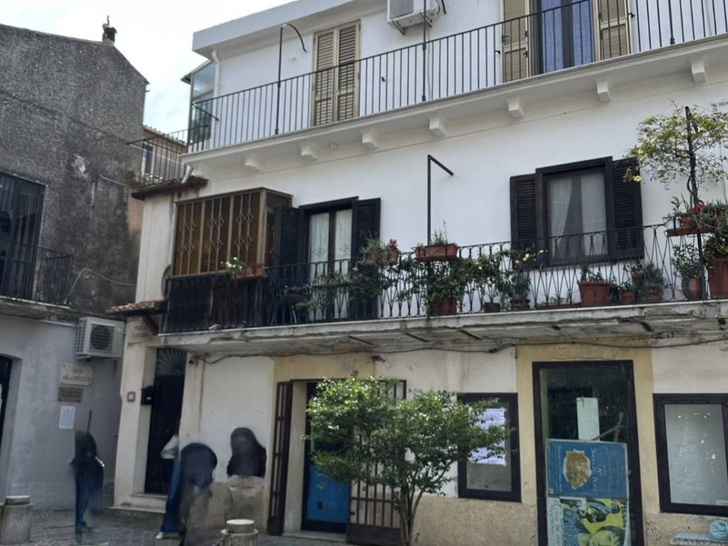 negozio in vendita a Catanzaro in zona Gagliano