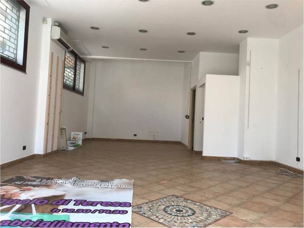 negozio in vendita a Catanzaro in zona Germaneto