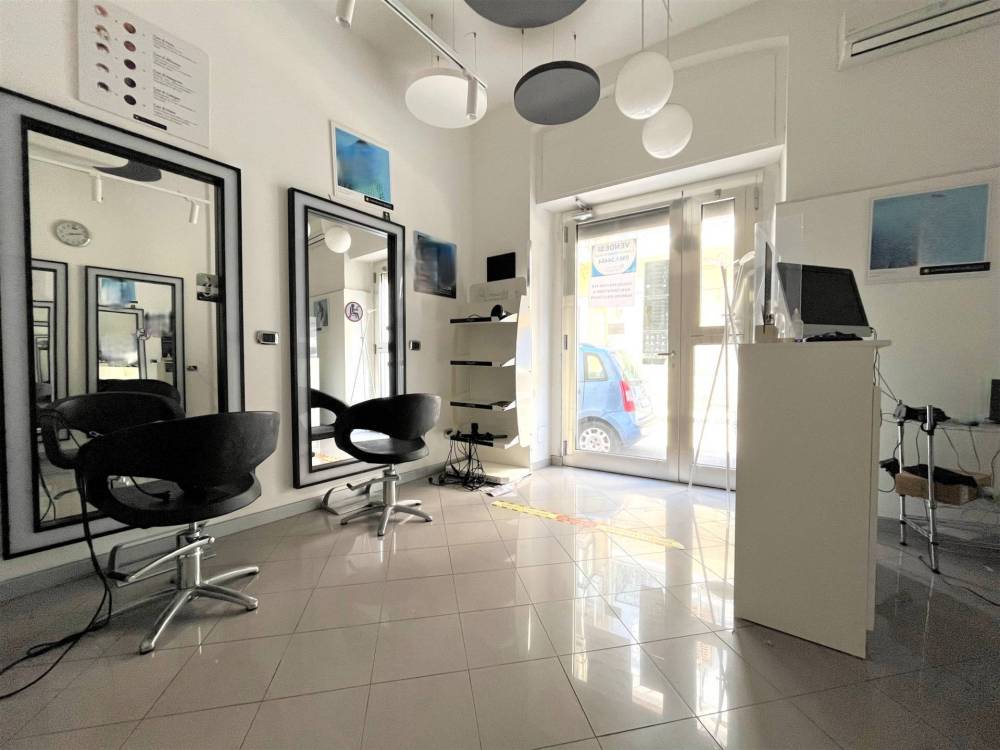 negozio in vendita a Catanzaro in zona Catanzaro Lido