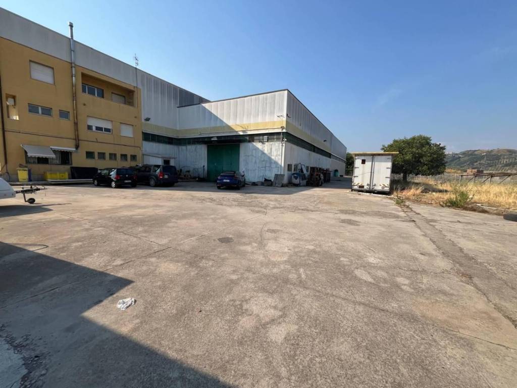 locale commerciale in vendita a Catanzaro in zona Centro Città