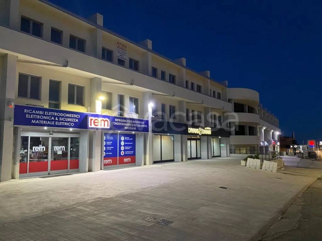 negozio in vendita a Catanzaro in zona Catanzaro Sala