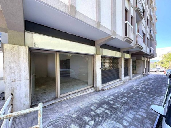 negozio in vendita a Catanzaro in zona Pontepiccolo