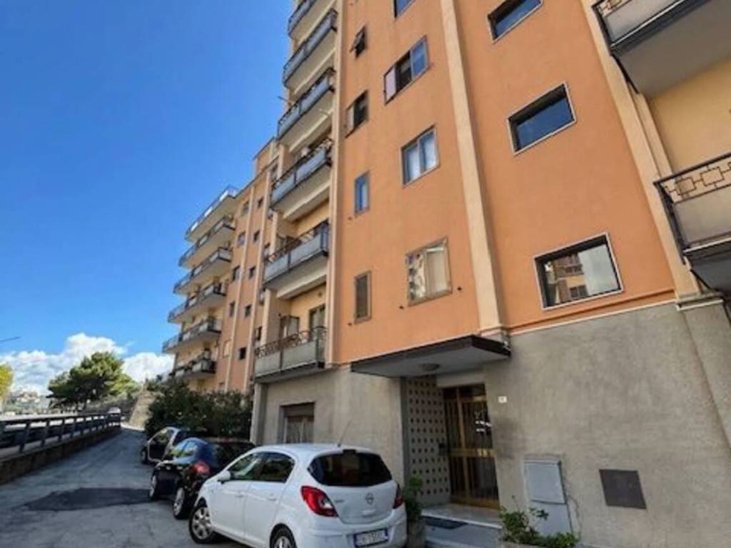 negozio in vendita a Catanzaro in zona Mater Domini