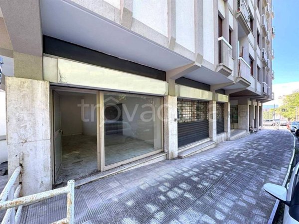 negozio in vendita a Catanzaro in zona Centro Città