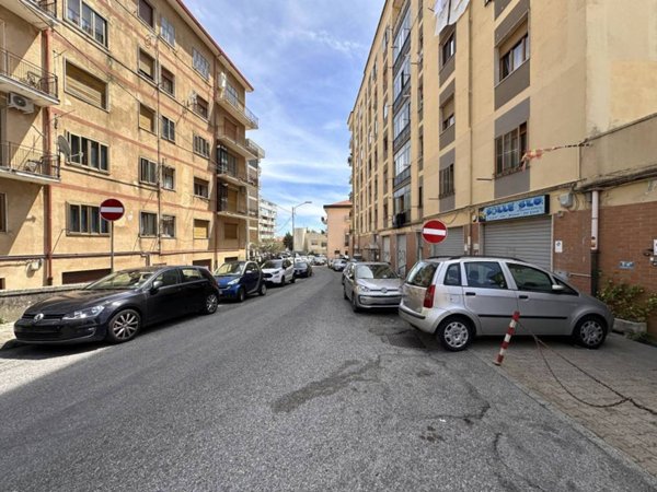 locale commerciale in vendita a Catanzaro in zona Centro Città
