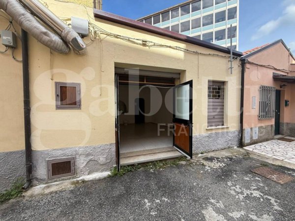 negozio in vendita a Catanzaro in zona Centro Città