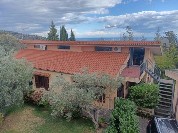 casa indipendente in vendita a Catanzaro in zona Centro Città