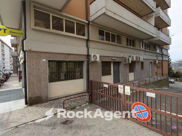 negozio in vendita a Catanzaro in zona Pontegrande