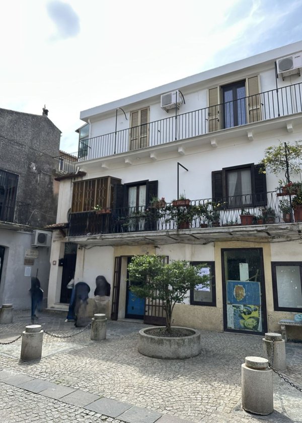 locale commerciale in vendita a Catanzaro in zona Gagliano