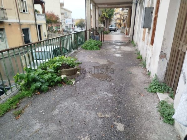 locale di sgombero in vendita a Catanzaro in zona Pontegrande