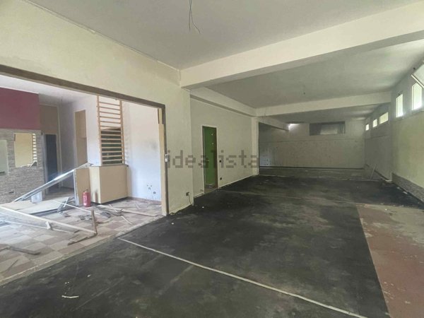 locale commerciale in vendita a Catanzaro in zona Mater Domini