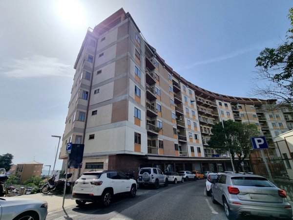 locale commerciale in vendita a Catanzaro in zona Centro Città